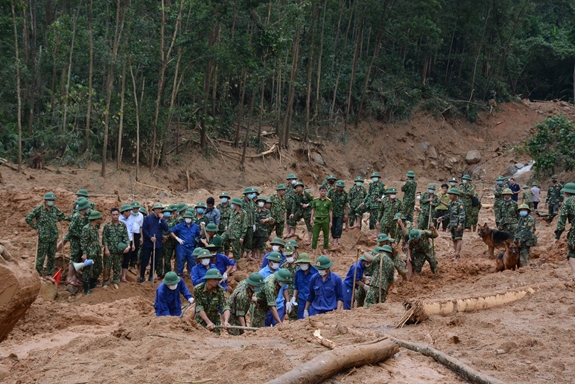 Công binh tìm kiếm người mất tích tại trạm kiểm lâm 67. Ảnh: QĐND