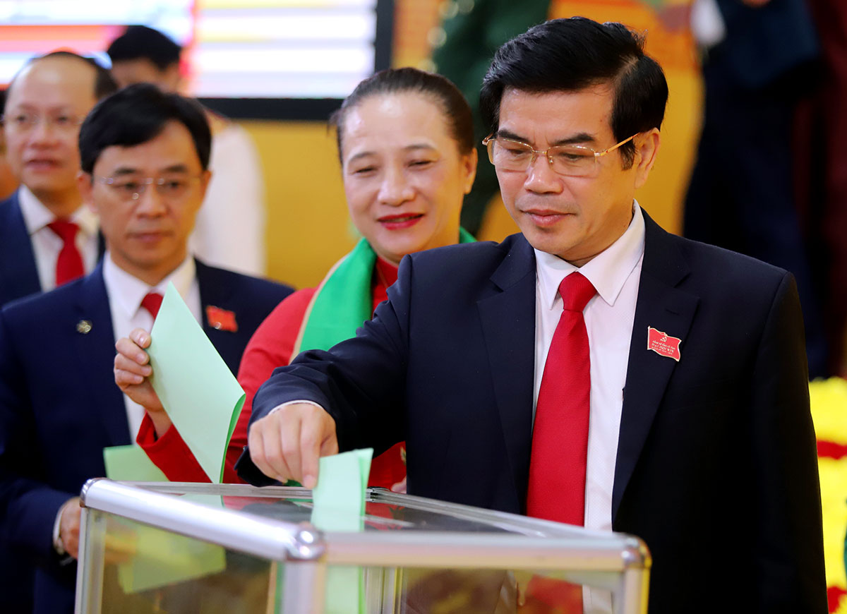 Đại biểu bỏ phiếu bầu các chức danh lãnh đạo chủ chốt của tỉnh. Ảnh: Đức Hùng