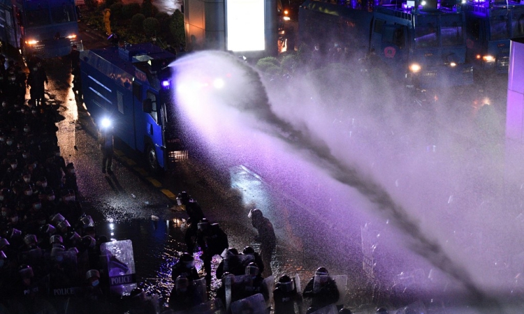 Cảnh sát Thái Lan dùng vòi rồng trấn áp biểu tình ở trung tâm Bangkok tối 16/10. Ảnh: AFP.