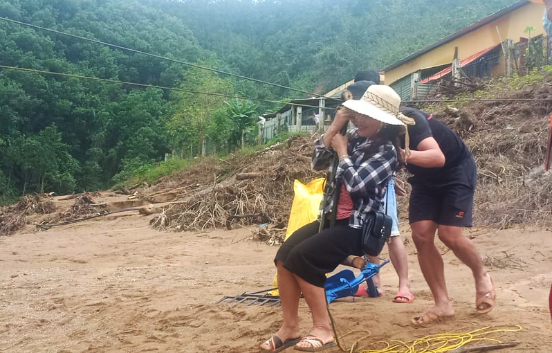 Một phụ nữ ngôi lên ròng rọc qua sông A Vương. Ảnh: Đại Hiệp.