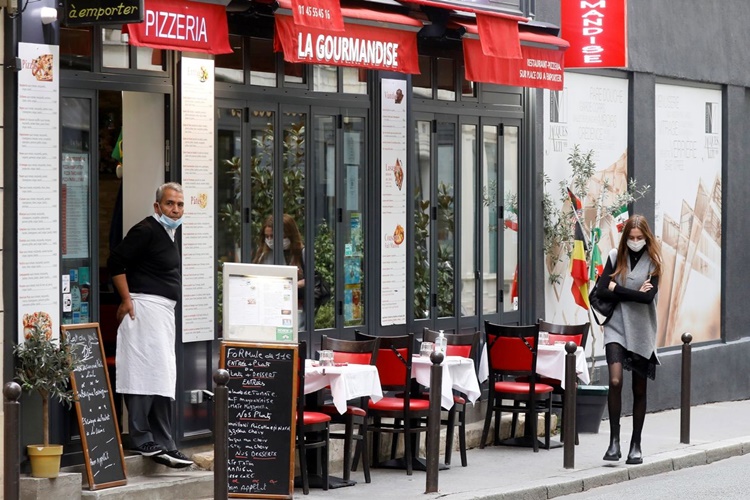 Một nhà hàng ở Paris ngày 29/10. Ảnh: Reuters.
