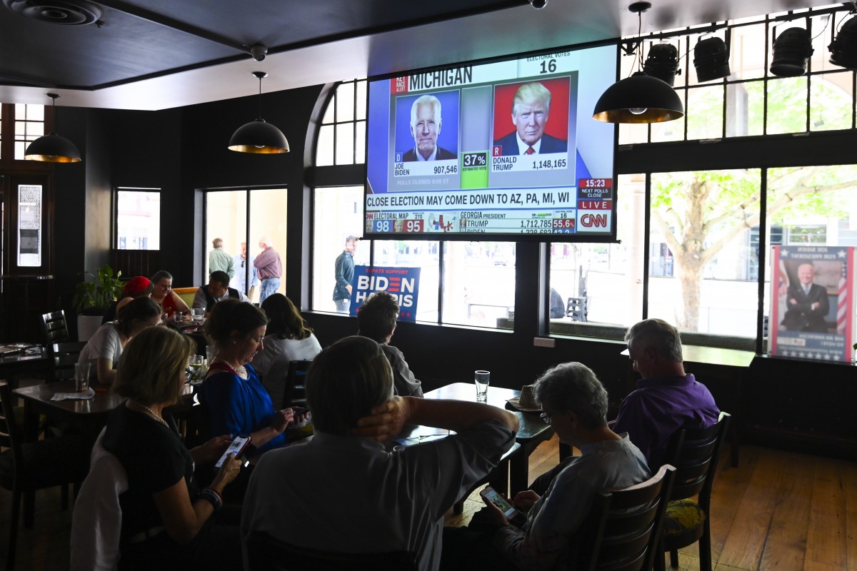 Người Australia theo dõi kết quả bầu cử Mỹ tại Canberra. Australia ngày 4/11. Ảnh: Reuters.