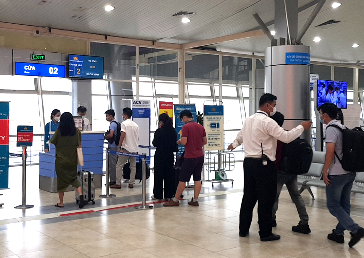 Hành khách ra máy bay tại sân bay Cam Ranh. Ảnh: Anh Duy.
