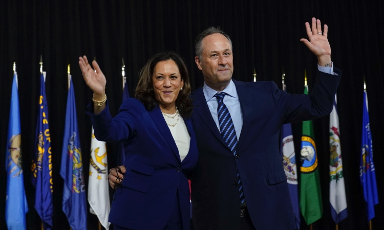 Doug Emhoff (phải) và Kamala Harris trong một sự kiện ở Wilmington, Delaware, hôm 12/8. Ảnh: Washington Post.