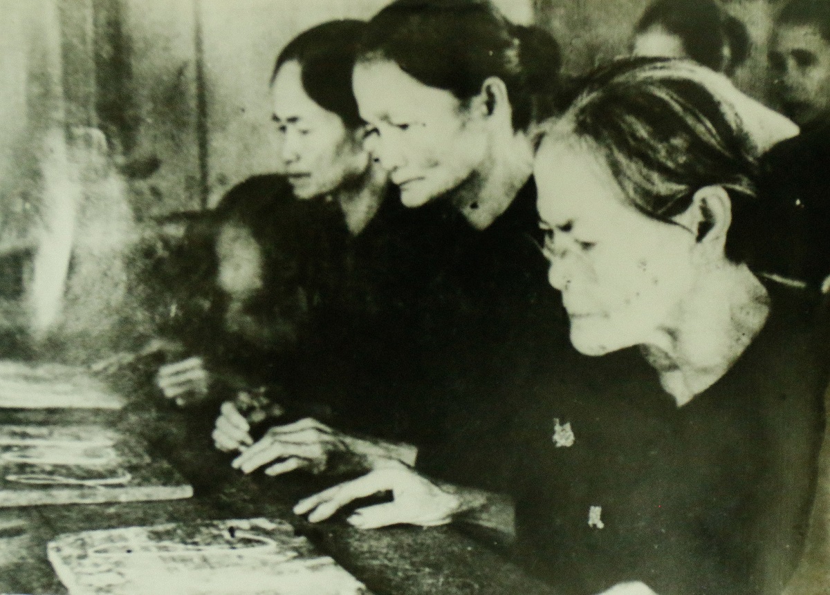 Các bà, các mẹ ở tỉnh Sa đéc (khu vực Đồng Tháp ngày nay) đi học chữ trong kháng chiến chống pháp. Ảnh: Bảo tàng Lịch sử Quốc gia.