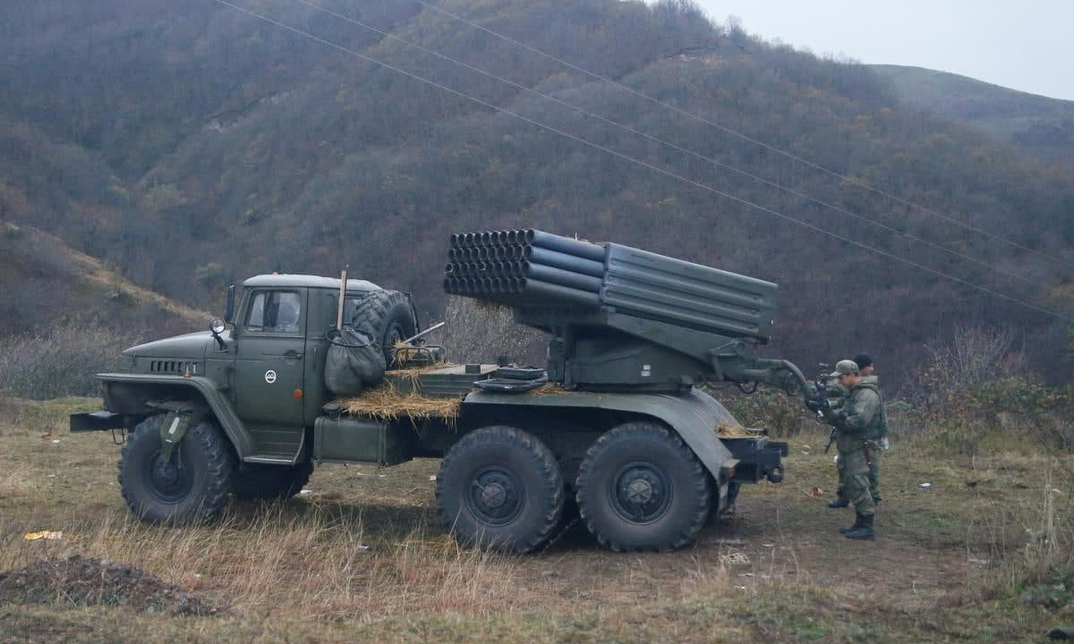 Tổ hợp pháo phản lực BM-21 Grad của Nga tại Hành lang Lachin, gần Nagorno-Karabakh, ngày 13/11. Ảnh: Reuters.