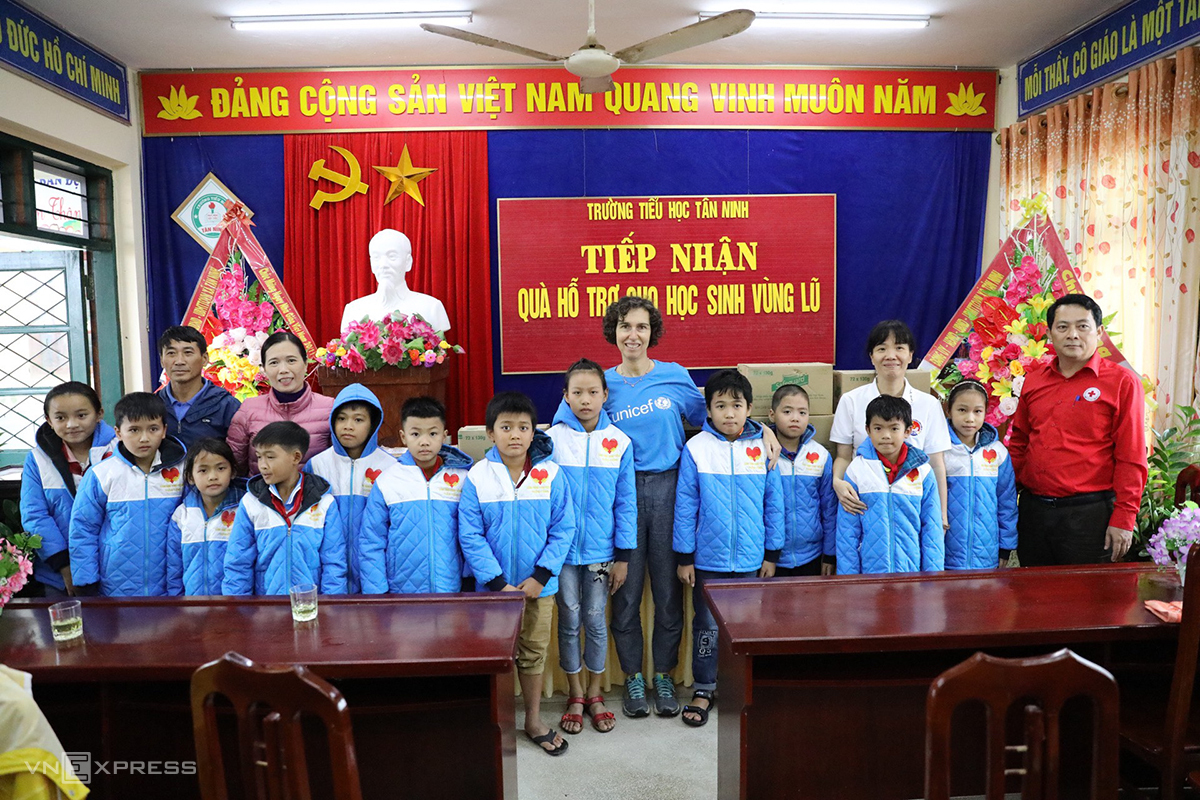 UNICEF tặng quà tại trường Tiểu học Tân Ninh. Ảnh: Quang Hà