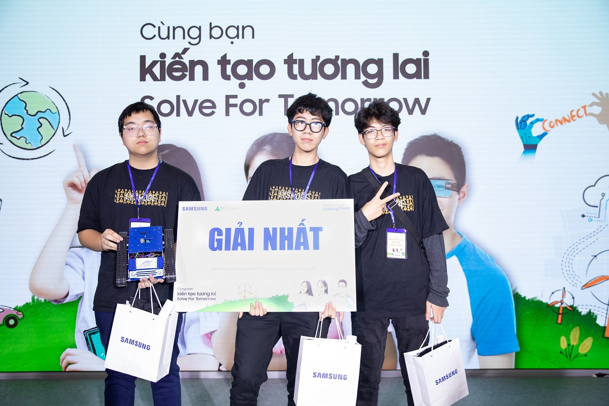 Nhóm Vượt thời gian đập tan thách thức được trao giải nhất Solve for Tomorrow 2020. Ảnh: Samsung Vina