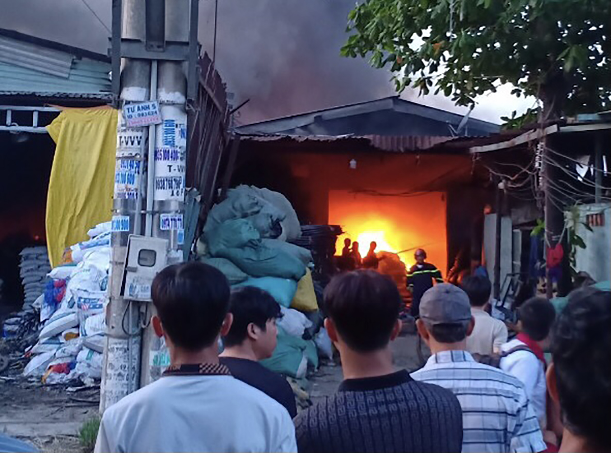 Ngọn lửa cháy đỏ rực bên trong xưởng sản xuất ống nhựa. Ảnh: Đinh Sự.