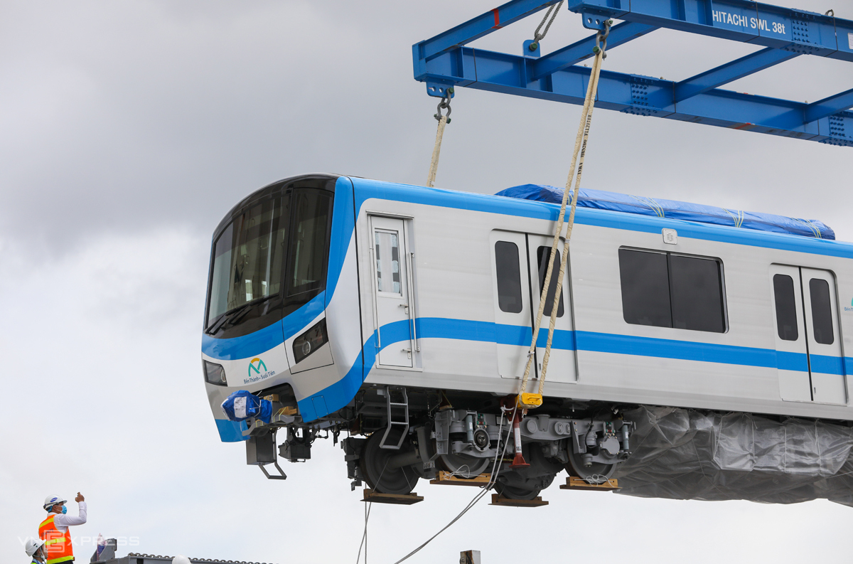 Metro Số 1 (Bến Thành - Suối Tiên) cập cảng Khánh Hội, quận 4, hồi tháng 10. Ảnh: Quỳnh Trần.