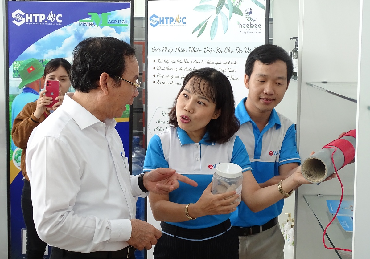 Đại diện doanh nghiệp đang ươm tạo tại SHTP-IC giới thiệu sản phẩm công nghệ cho Bí thư Thành ủy TP HCM Nguyễn Văn Nên, hồi tháng 11/2020. Ảnh: Hà An.