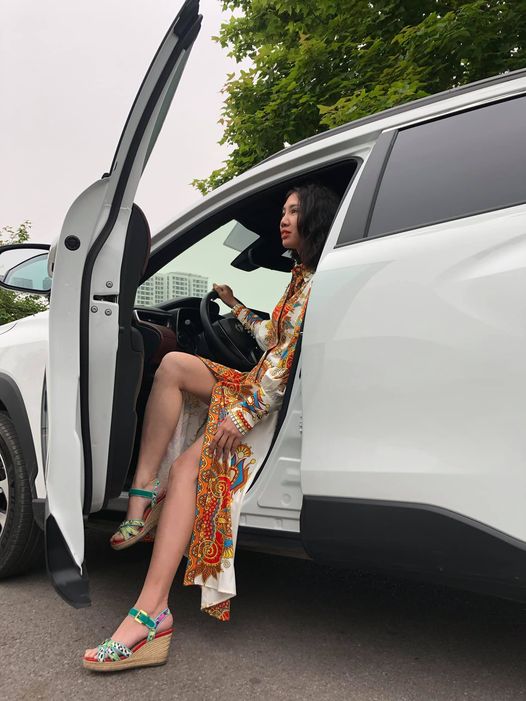Khi lái xe không nên đi giày cao gót.