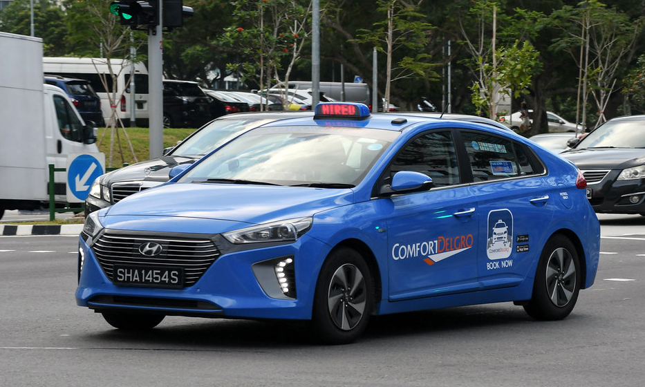 Một chiếc taxi động cơ hybrid (xăng-điện) ở Singapore. Ảnh: Flickr