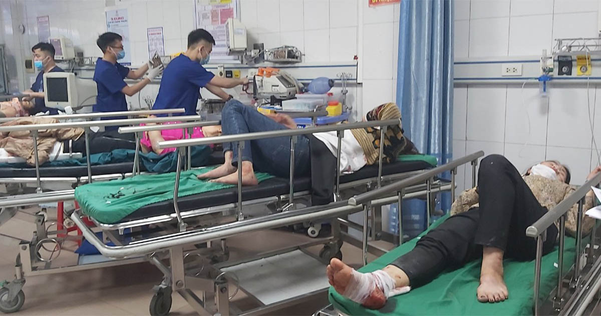 Các nạn nhân trong vụ tai nạn đang cấp cứu tại bệnh viện 115. Ảnh: Nguyễn Hải