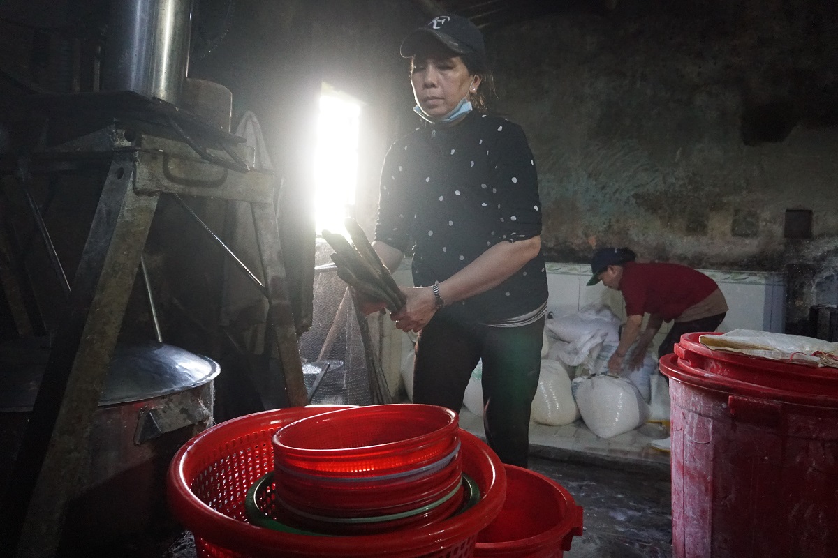 Bà Nguyễn Thị Thi, con dâu ông Xảo muốn sửa chữa xưởng bún nhưng không được vì nằm trong vùng quy hoạch. Ảnh: Phạm Linh.