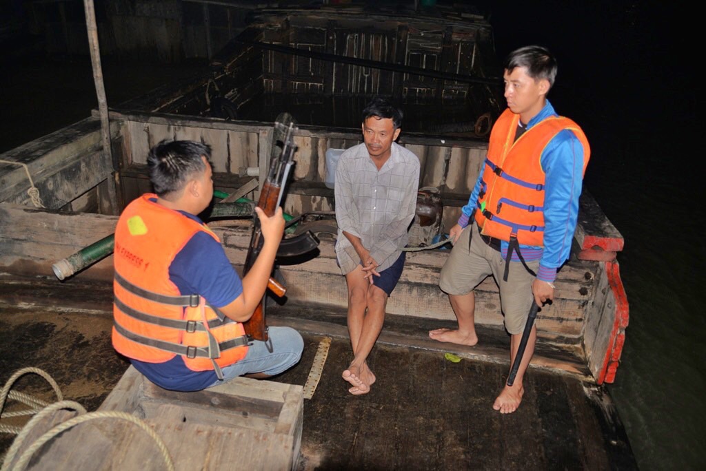 Cảnh sát truy quét cát tặc trên sông Đồng Nai, đoạn qua phường Long Phước, quận 9, TP HCM, năm 2015. Ảnh: Hữu Khoa