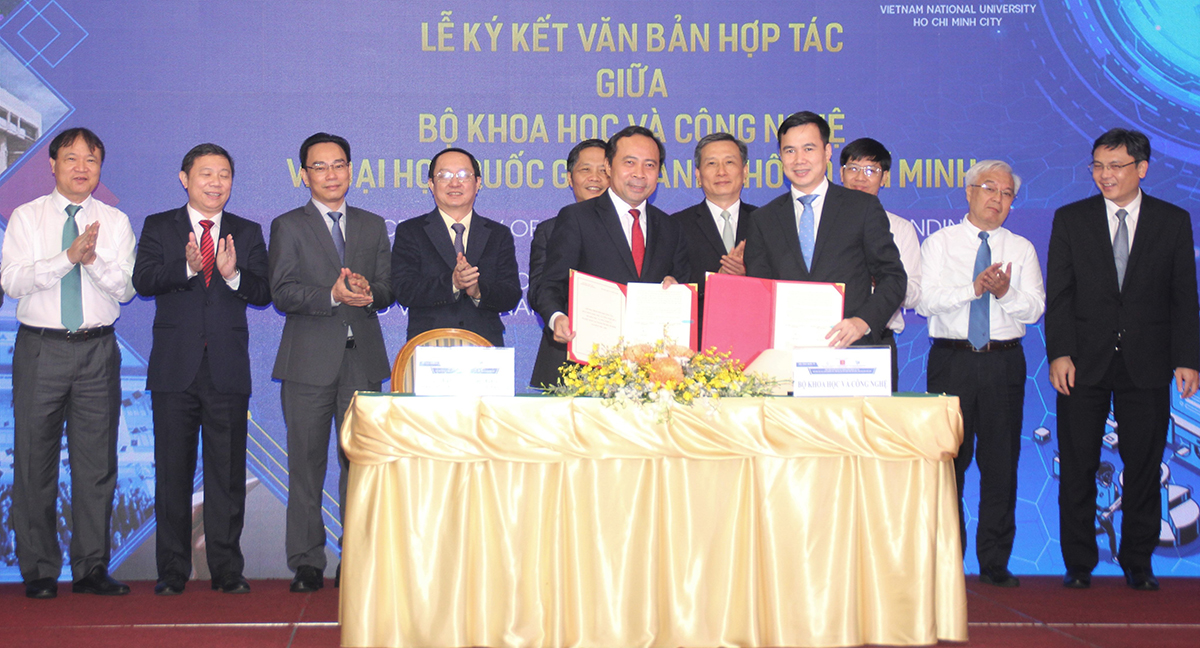 Thứ trưởng Bộ Khoa học và Công nghệ Bùi Thế Duy (phải) và Giám đốc ĐHQG TP HCM Vũ Hải Quân ký hợp tác, ngày 10/4. Ảnh: Hà An.