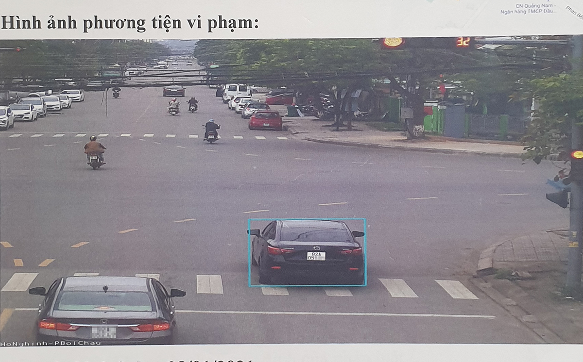 Một xe ôtô vượt đèn đỏ được nhận diện ghi lại in vào biên bản xử phạt. Ảnh: Đắc Thành.