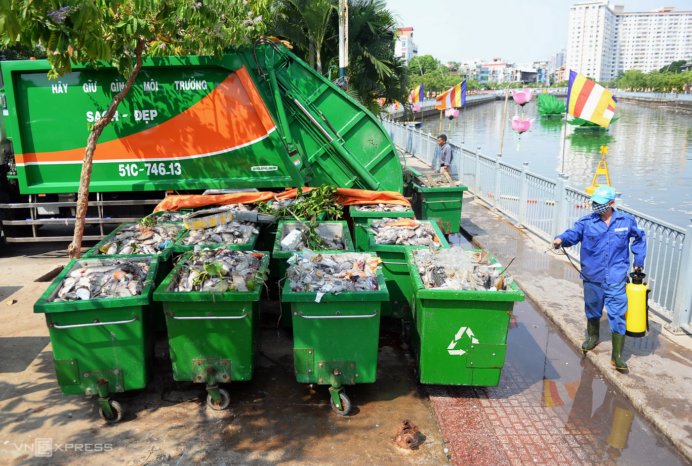 Công nhân Công ty TNHH MTV Môi trường Đô thị TP HCM vớt cá chết trên kênh Nhiêu Lộc - Thị Nghè hồi năm 2016. Ảnh: Hữu Khoa