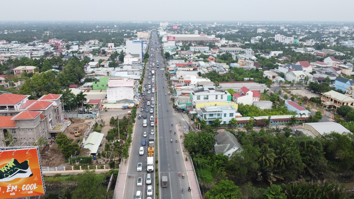 Quốc lộ 60 đoạn dưới chân cầu Rạch Miễu(TP Mỹ Tho, Tiền Giang) xe cộ nối đuôi nhau hơn 2 km, trong khi hướng đường ngược lại khá thông thoáng. Ảnh: Hoàng Nam