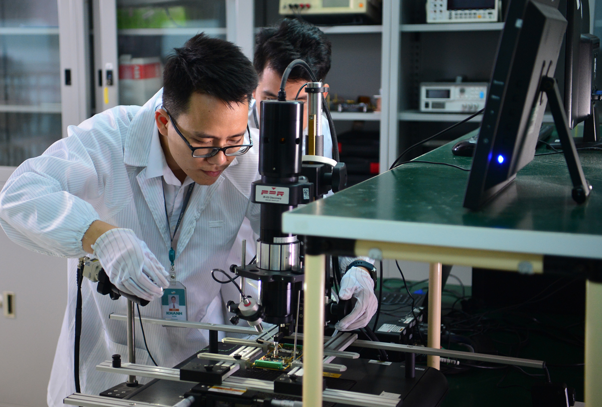 Cán bộ nghiên cứu tại Tổng Công ty công nghiệp công nghệ cao (VHT). Ảnh: ML.