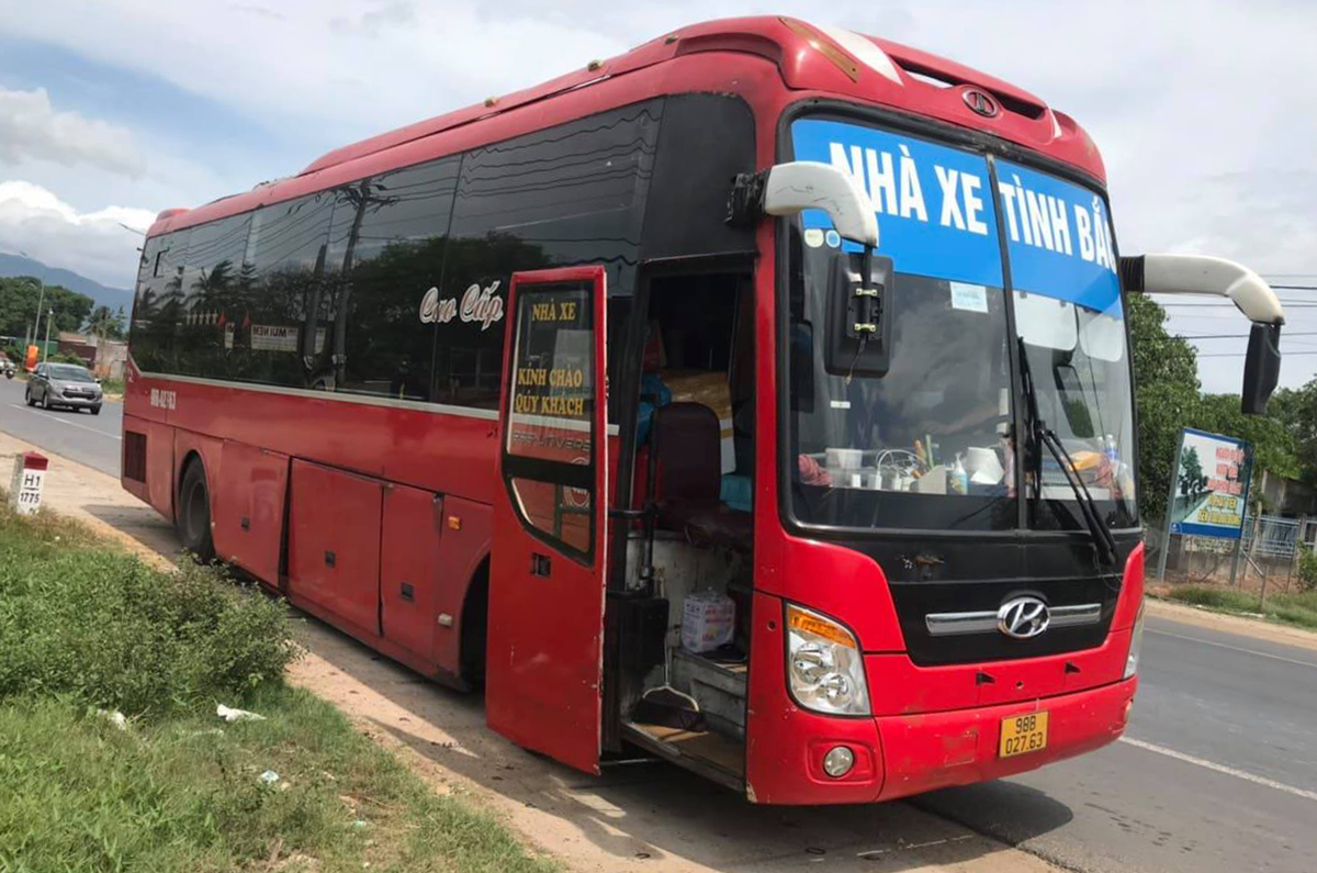 Xe khách chở 5 người Trung Quốc nhập cảnh trái phép. Ảnh: Thái Hà