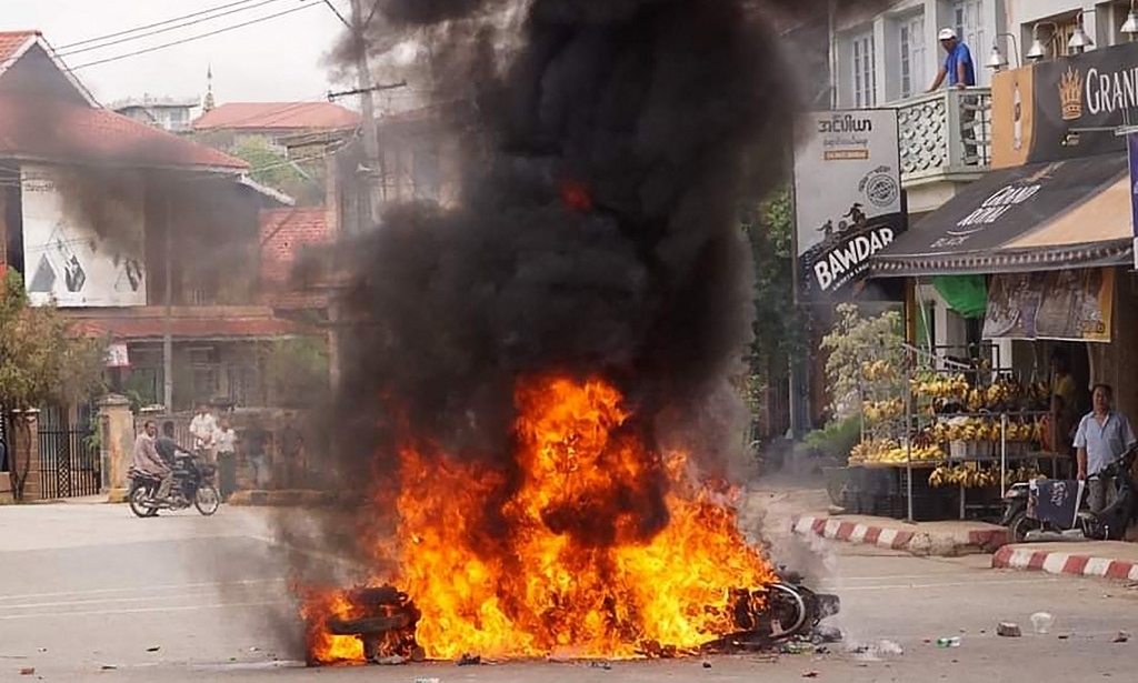 Người biểu tình chống đảo chính đốt xe máy tại Myanmar ngày 2/5. Ảnh: AFP.