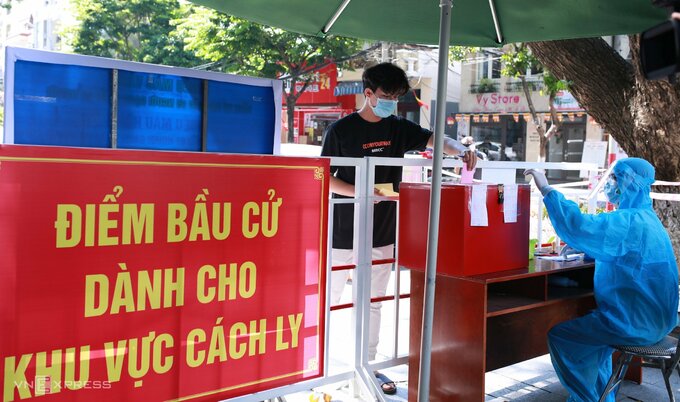 Cử tri bỏ phiếu tại khu vực phong tỏa của Chung cư Fhome. Ảnh: Nguyễn Đông