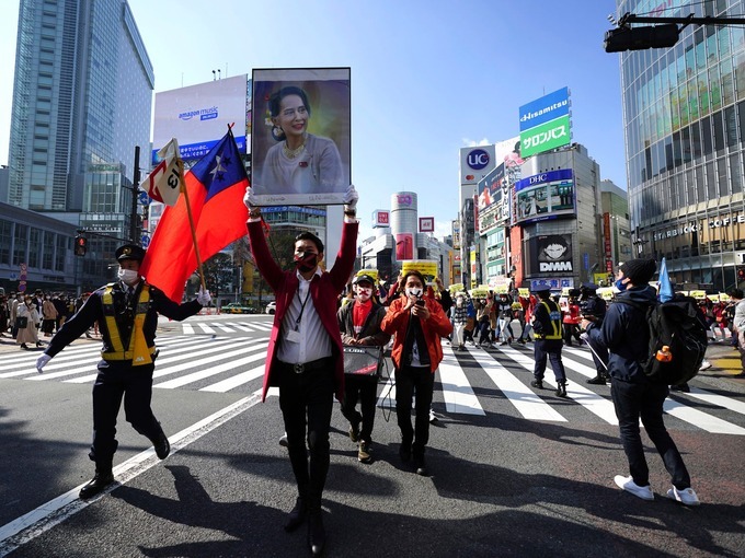 Người biểu tình giơ ảnhAung San Suu Kyi, tuần hành tại Tokyo để phản đối đảo chính Myanmar hồi giữa tháng hai. Ảnh: AP.