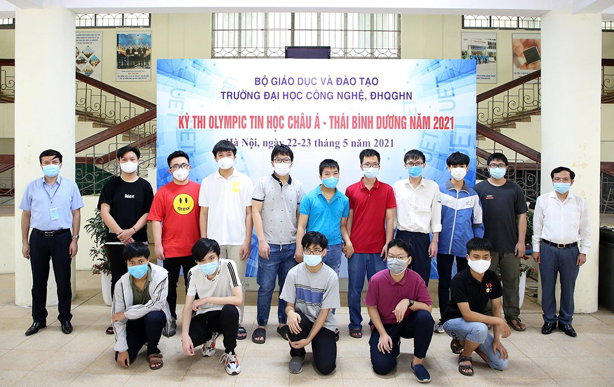 Các thành viên đội tuyển Việt Nam thi trực tuyến tại Đại học Công nghệ, Đại học Quốc gia Hà Nội. Ảnh: Bộ Giáo dục và Đào tạo.