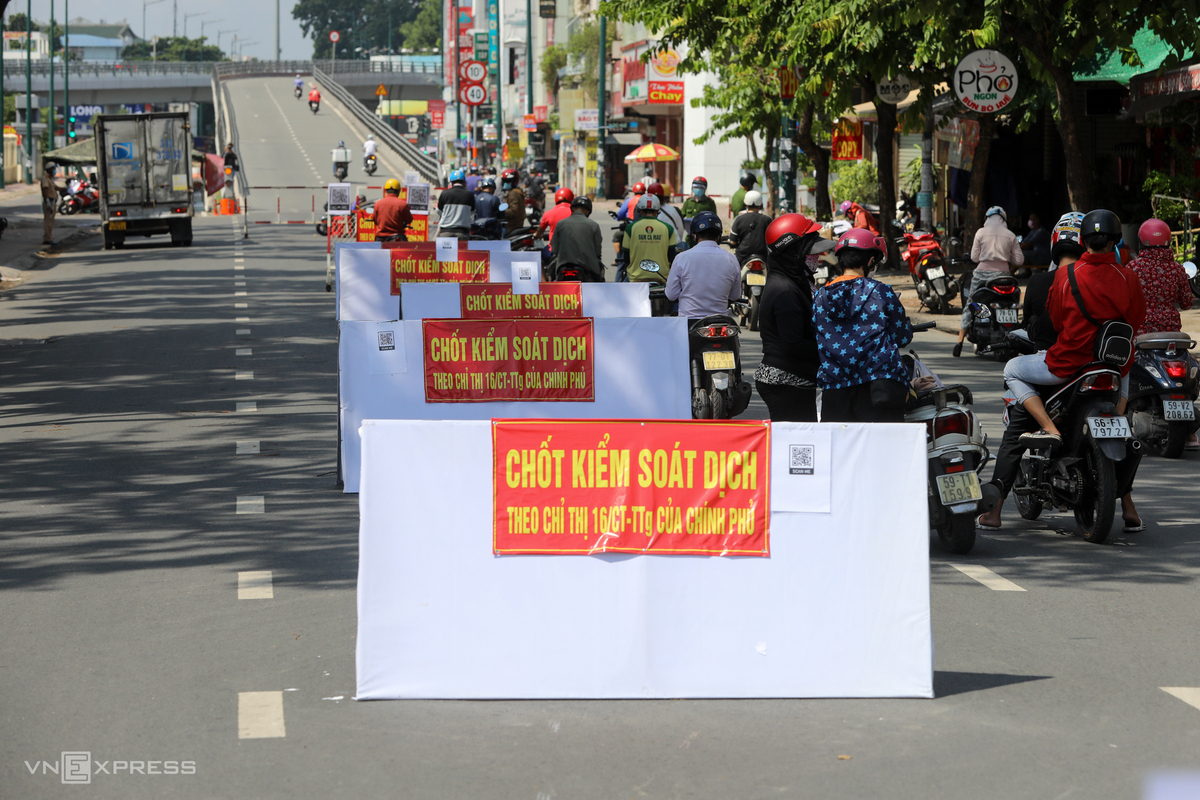 Chốt kiểm soát trên đường Nguyễn Kiệm hạn chế đi vào quận Gò Vấp khi địa phương này áp dụng giãn cách xã hội theo Chỉ thị 16, chiều 3/6. Ảnh: Quỳnh Trần.