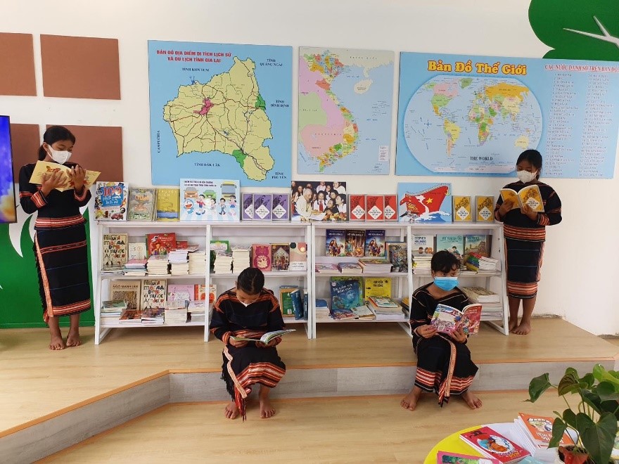 Các em học sinh Tiểu học Anh Hùng Núp chăm chú đọc sách trong không gian mới khánh thành.