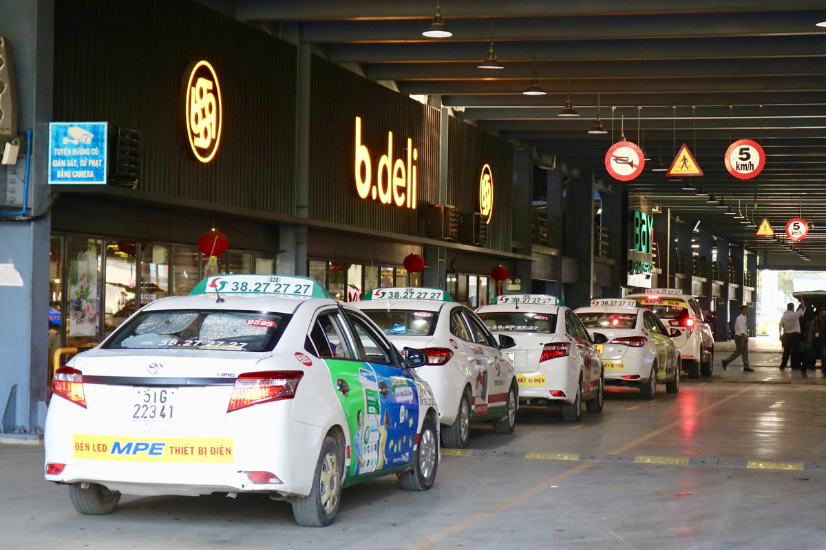 Taxi đậu chờ đón khách ở sân bay Tân Sơn Nhất, năm 2020. Ảnh: Gia Minh