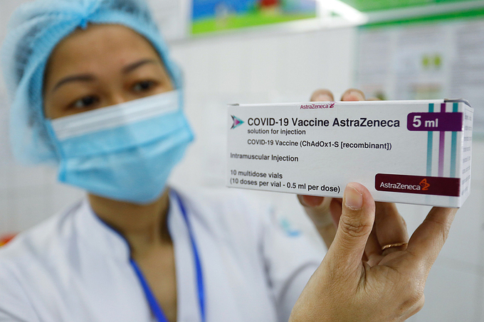 Nhân viên y tế chuẩn bị vaccine của hãng Astra Zeneca để tiêm cho lực lượng tuyến đầu. Ảnh: Giang Huy