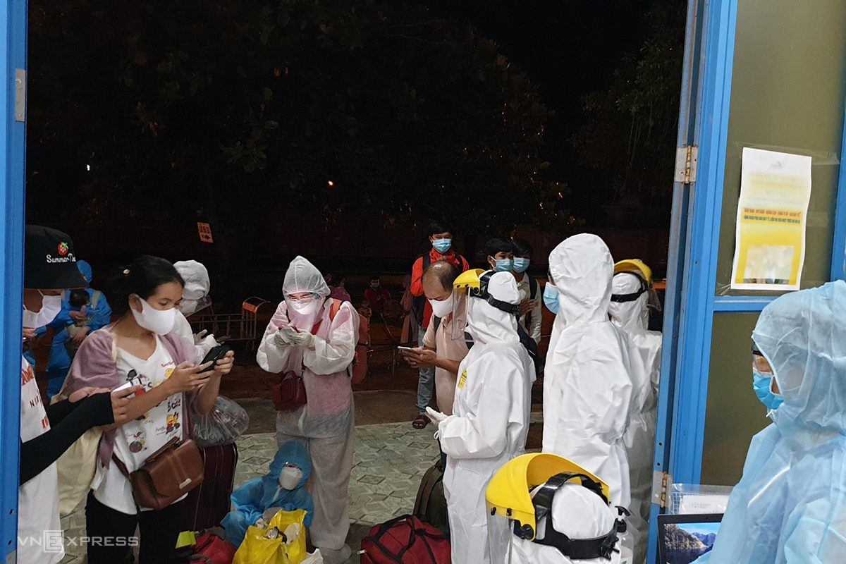 Ngành y tế Quảng Trị đón hành khách quê Thừa Thiên Huế trở về từ TP Hồ Chí Minh đi cách ly. Ảnh: Quang Hà