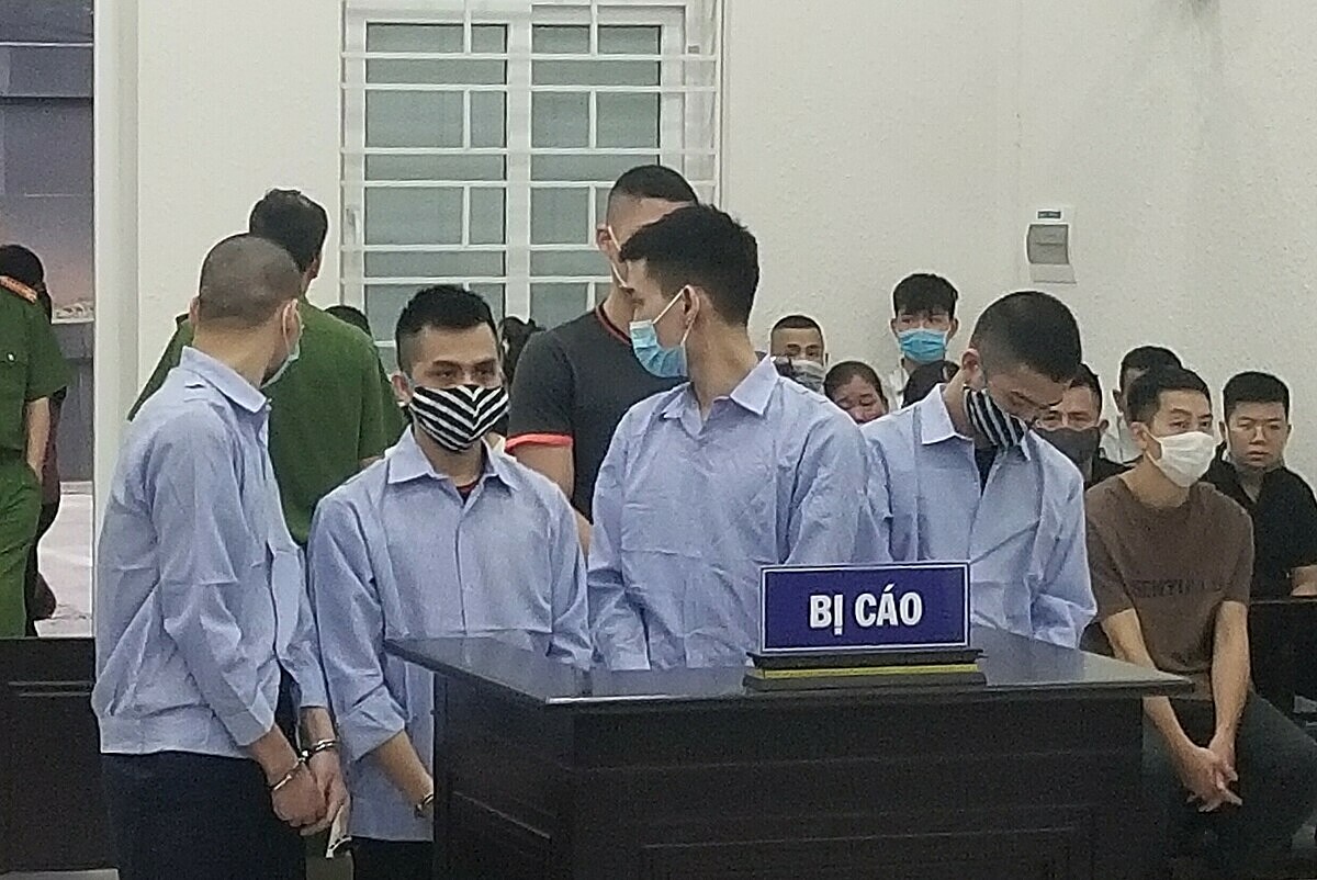 Từ phải qua: Tài, Nam, Đức Lộc tại phiên xét xử chiều 29/4. Ảnh: Hải Thư