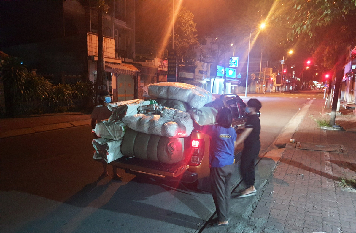 Xe bán của tài xế Hoàng Anh chở hàng nhu yếu phẩm đến khu cách ly tập trung tại TP Tân An tối 9/8. Ảnh: Hoàng Nam