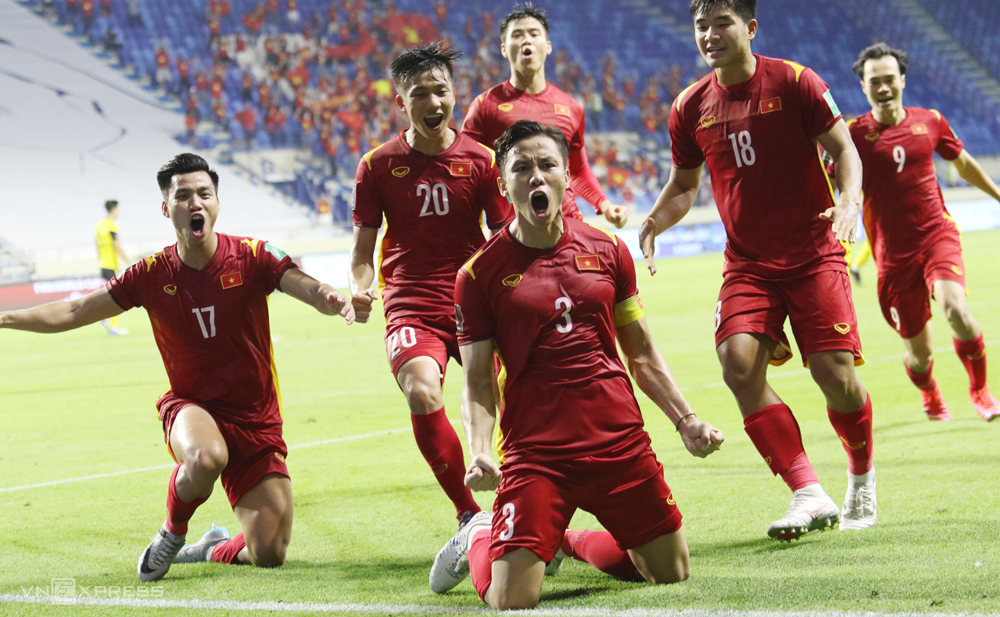Que Ngoc Hai (หมายเลข 3) ฉลองการทำประตูเพื่อผนึกชัยชนะเหนือมาเลเซีย 2-1 ในสหรัฐอาหรับเอมิเรตส์ในเดือนมิถุนายน ภาพ: Lam Thoa