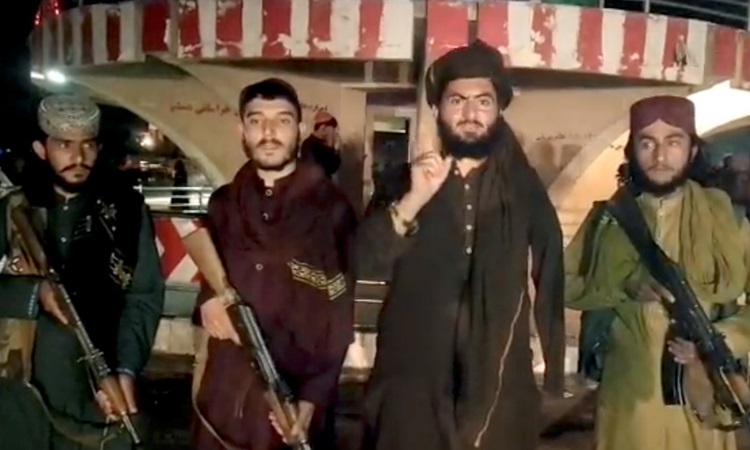 Các tay súng Taliban trong video đăng trên mạng xã hội sau khi chiếm được Pul-e- Khumri, thủ phủ tỉnh Baghlan, Afghanistan hôm 10/8. Ảnh: Reuters.