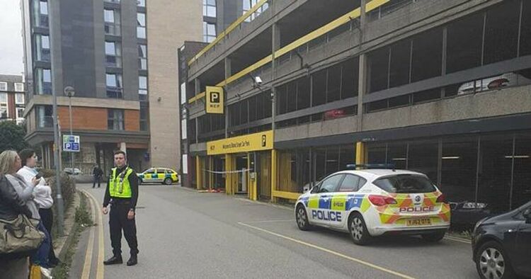 Cảnh sát tại hiện trường bé trai rơi từ khách sạn Sheffield Metropolitan ở Anh ngày 18/8. Ảnh: YorkshireLive.
