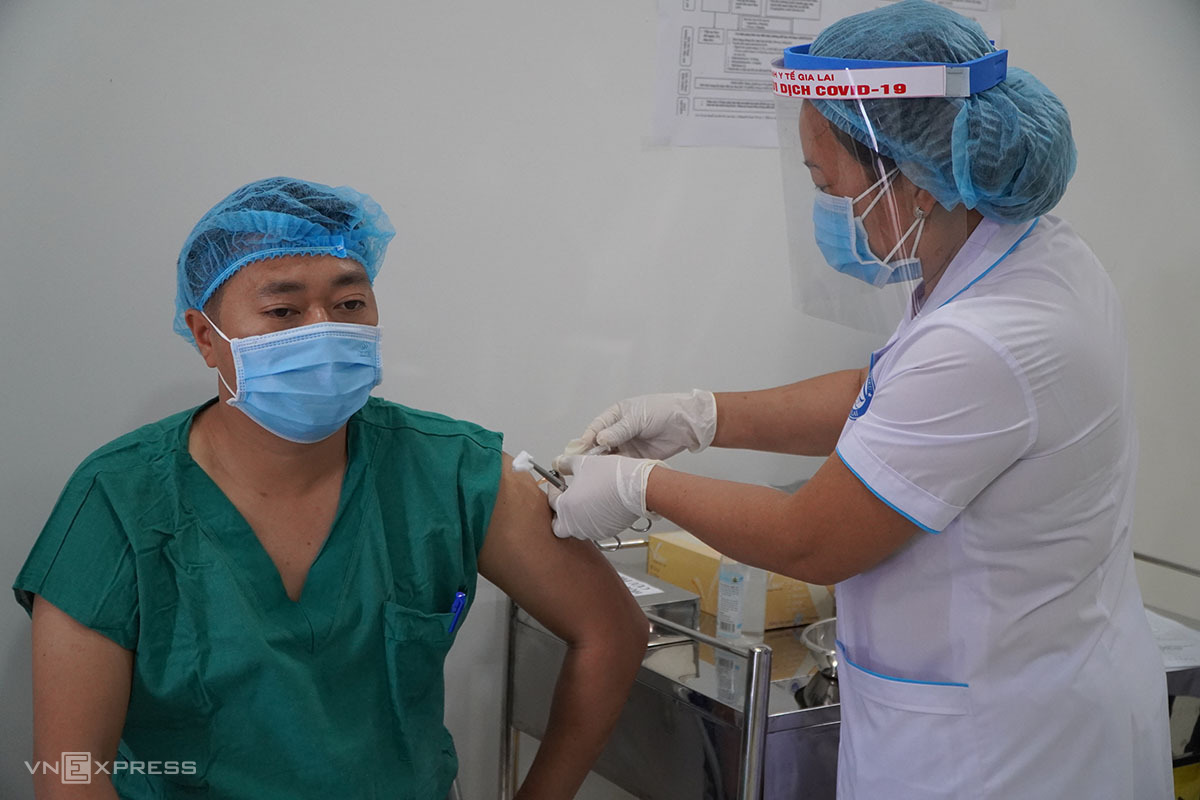 61 nhân viên đầu tiên ở Gia Lai được tiêm vaccine Covid -19, hồi tháng 3. Ảnh:Trần Hóa