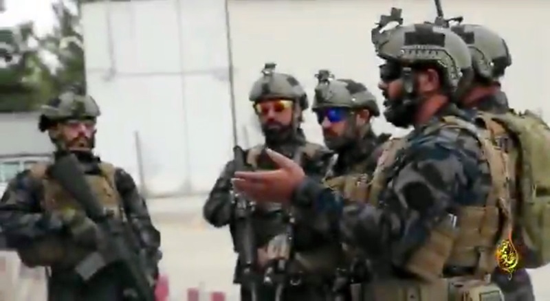 Lính Taliban đeo loại kính phản quang rất được quân đội Mỹ ưa chuộng trong video tuyên truyền ngày 20/8. Ảnh: Twitter/Al Hijrat TV.