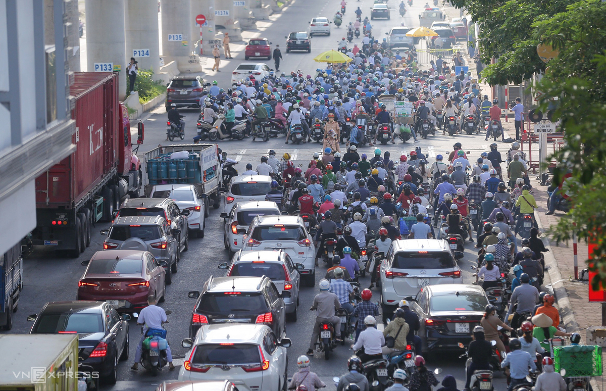 Phương tiện dồn ứ tại chốt kiểm soát trên đường Cầu Diễn, quận Bắc Từ Liêm, Hà Nội, sáng 6/9. Ảnh: Ngọc Thành