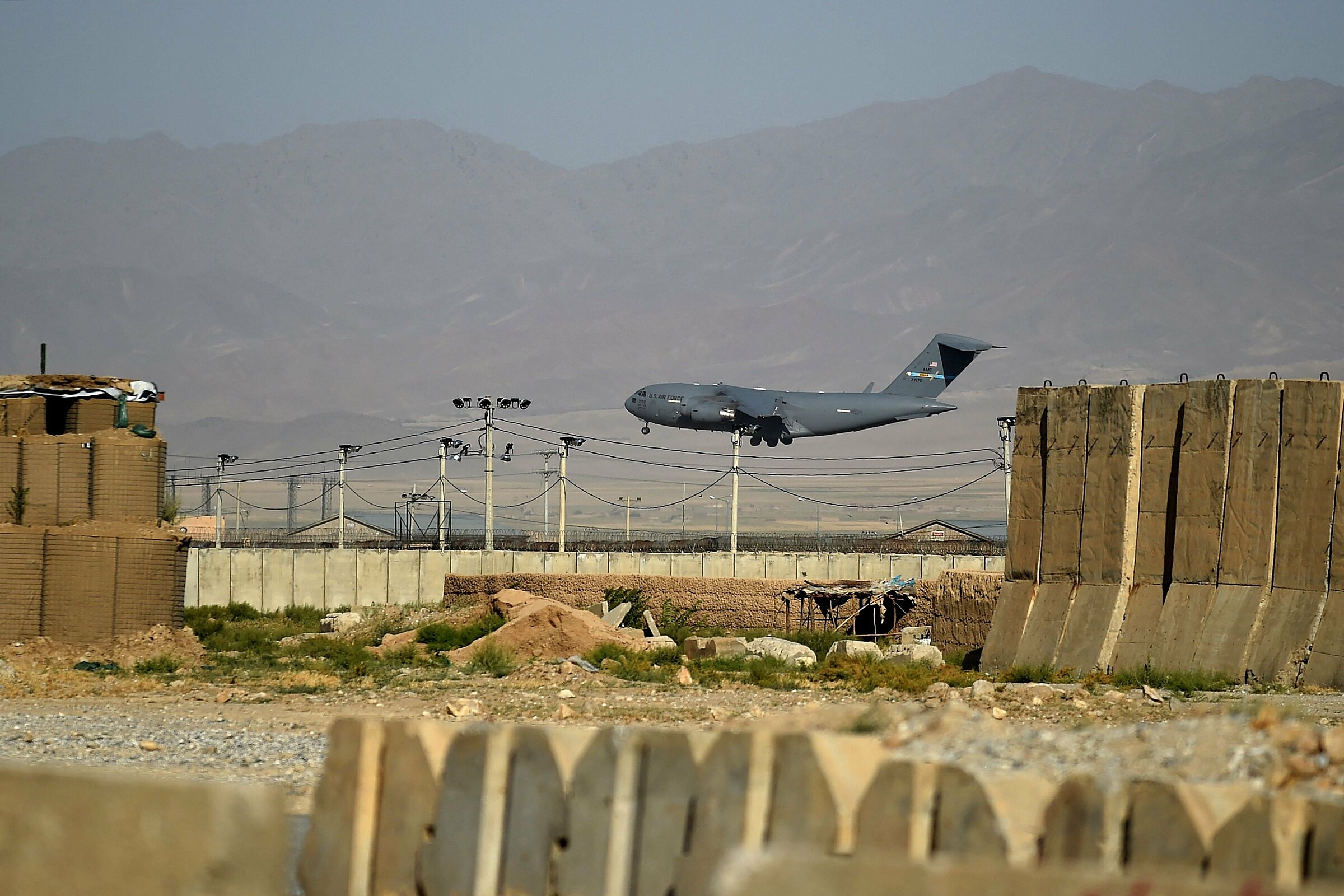 Máy bay vận tải quân sự Mỹ hạ cánh tại sân bay Bagram, Afghanistan vào ngày 1/7 trước khi hoàn tất bàn giao. Ảnh: AFP.