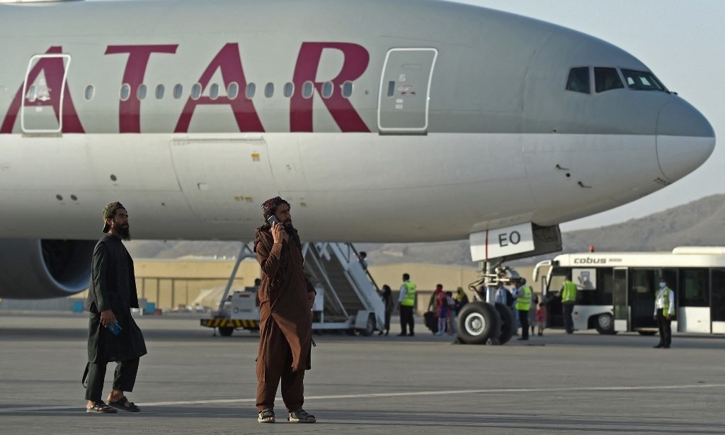 Lính Taliban đứng gác ở sân bay Kabul, nơi máy bay của hãng Qatar Airways chở người Mỹ di tản khỏi Afghanistan hôm 9/9. Ảnh: AFP.