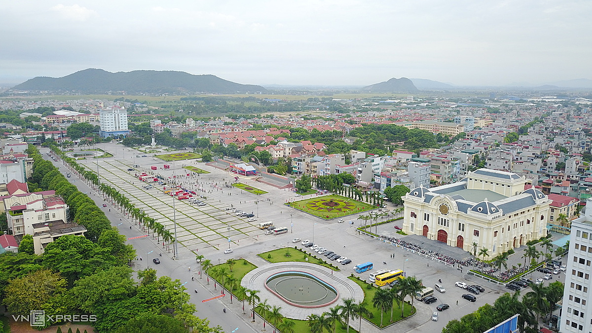 Quảng trường Lam Sơn và các khu vui chơi công cộng ở TP Thanh Hoá sẽ mở cửa trở lại từ 15/9 song giới hạn số người. Ảnh: Lê Hoàng.