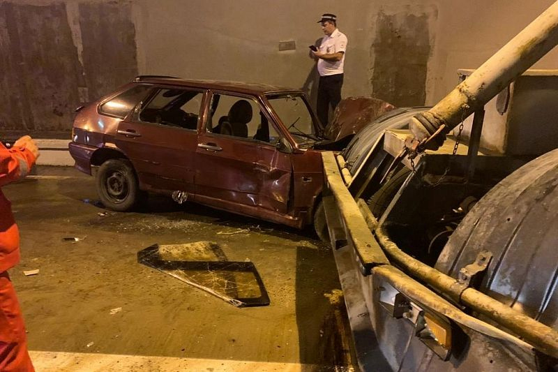 Tài xế của chiếc hatchback được hỗ trợ đầu tiên khi đội cứu hộ tới nơi. Ảnh: KubNews