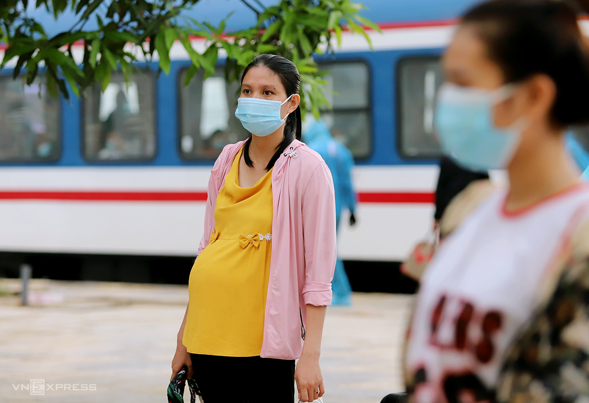 Một thai phụ (góc trái) được chính quyền đón về quê bằng tàu hỏa tại ga Yên Trung, huyện Đức Thọ hồi cuối tháng 7. Ảnh: Đức Hùng