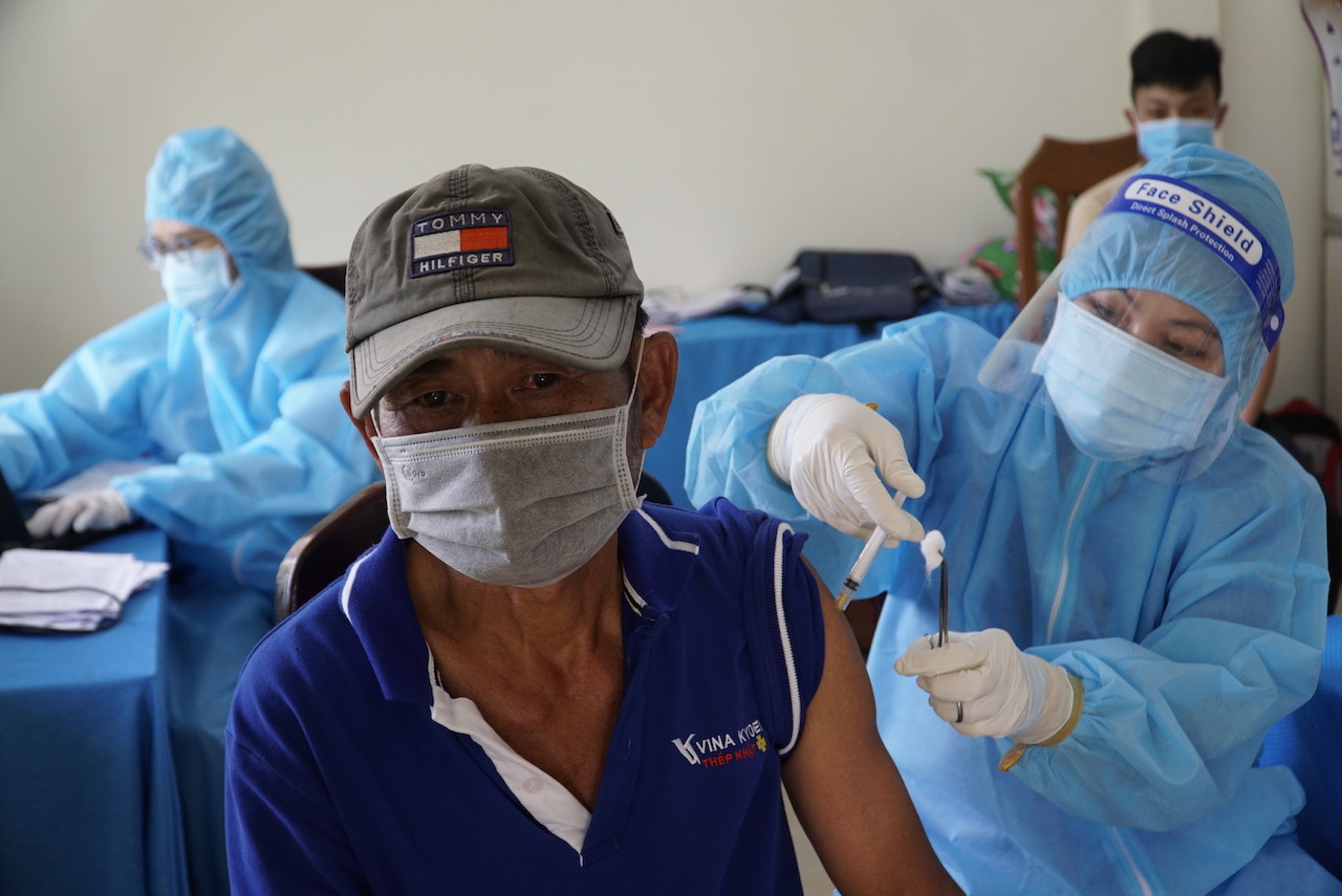 Người dân xã Phú Điền, huyện Tháp Mười, tỉnh Đồng Tháp tiêm vaccine vào ngày 12/10. Ảnh: Ngọc Tài