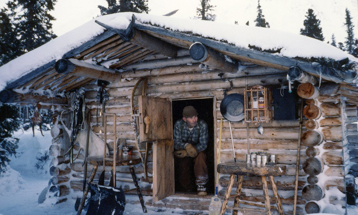 Richard Proenneke ngồi trong căn nhà gỗ bên bờ Twin Lakes ở Alaska. Ảnh: Wikimedia Commons.
